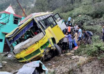 यात्रियों से भरी निजी बस दुर्घटनाग्रस्त ,15 यात्री….