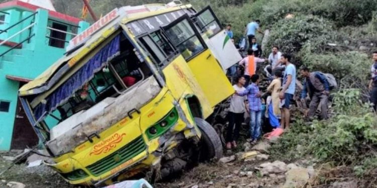 यात्रियों से भरी निजी बस दुर्घटनाग्रस्त ,15 यात्री….