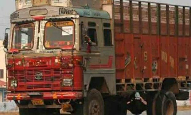 पार्क किए ट्रक ले उड़े शातिर, एनएच किनारे था पार्क….