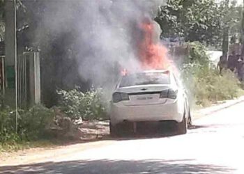 आग की चपेट में आई कार, चालक ने भागकर बचाई जान