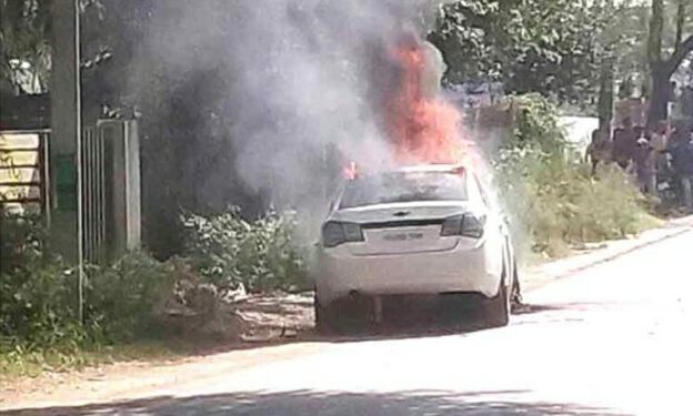 आग की चपेट में आई कार, चालक ने भागकर बचाई जान