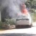 आग की चपेट में आई कार, चालक ने भागकर बचाई जान