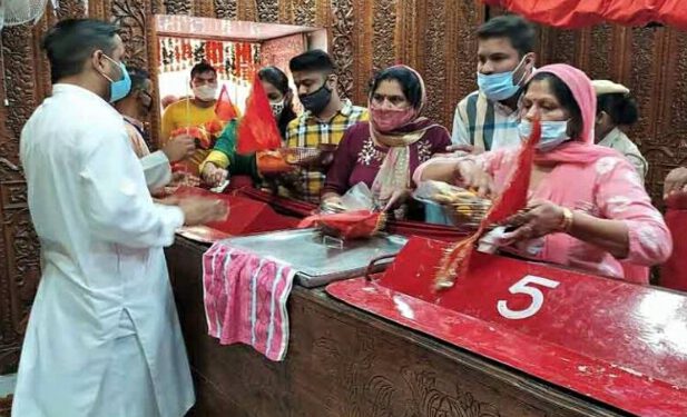 माता के चरणों में श्रद्धालुओं ने चढ़ाई 1240 ग्राम चाँदी