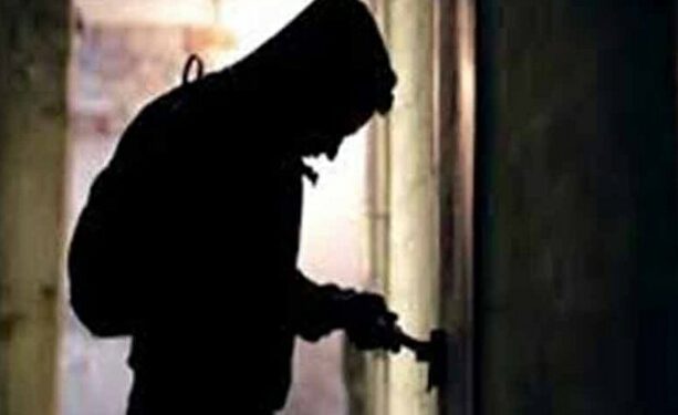 घर में सेंध लगाकर शातिरों ने आभूषण सहित नकदी पर किया हाथ साफ