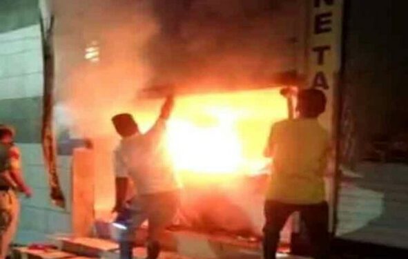 दुकान में भड़की आग, लाखों का नुक्सान