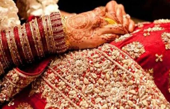 फिल्मी अंदाज में शौच करने गई दुल्हन हुई गायब, परिजनों के साथ आई थी बाबा के दरबार में