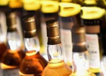 घर से अवैध शराब का धंधा करने वाली  गिरफ्तार ….