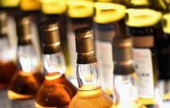 घर से अवैध शराब का धंधा करने वाली  गिरफ्तार ….