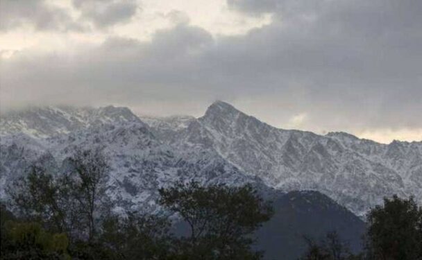 हिमाचल में रोहतांग समेत ऊंची चोटियों पर ताजा हिमपात, आज बारिश-अंधड़ का अलर्ट