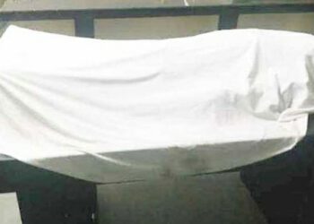 पत्नी ने रखा था पति की लंबी आयु के लिए  व्रत, लेकिन सफेद कफन में लिपटे देख हुई…