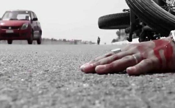 सड़क किनारे खड़े व्यक्ति को 32 फुट तक घसीटते हुए ले गया कार चालक, मौत……