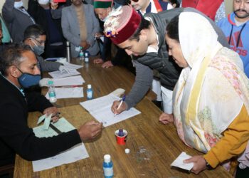 प्रतिभा सिंह व विक्रमादित्य ने रामपुर में किया मतदान..