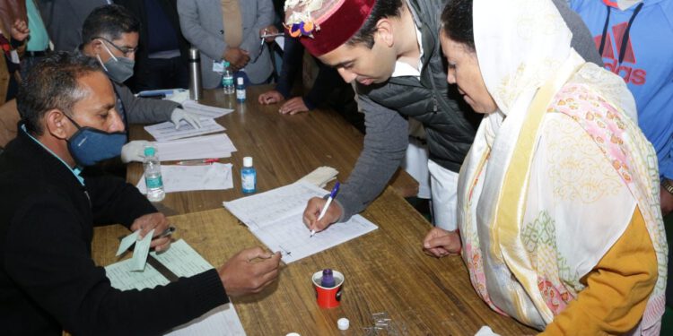 प्रतिभा सिंह व विक्रमादित्य ने रामपुर में किया मतदान..