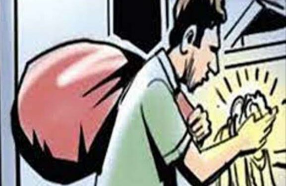 शिमला में चोरों के हौसले बुलंद, जाखू में घर से उड़ा ले गए लाखों की ज्वेलरी व नकदी…