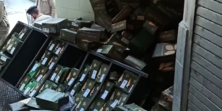 मॉलरोड के समीप एक दुकान में लगी आग बड़ा हादसा टला ,समय पर पाया काबू