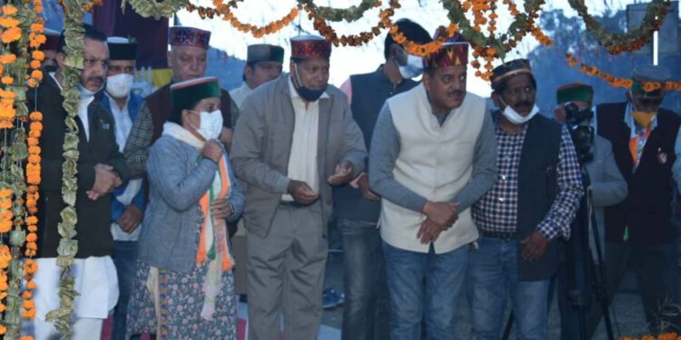 प्रतिभा सिंह ने भगवान रगुनाथ सहित कुल्लू दशहरा उत्सव में आये सभी देवी देवताओं के दर्शन कर लिया आशीर्वाद