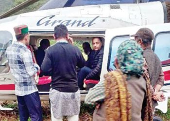 खेतों में करवाई मुख्यमंत्री के चौपर की लेंडिंग, सभी सुरक्षित….