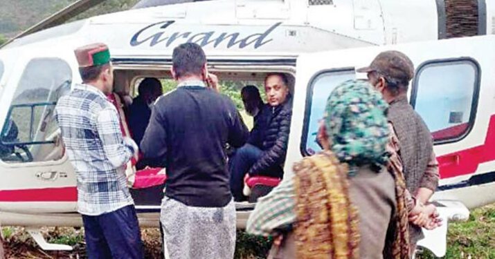 खेतों में करवाई मुख्यमंत्री के चौपर की लेंडिंग, सभी सुरक्षित….