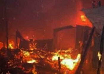 दो मंजिला मकान चढ़ा आग की भेंट