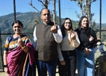 मुख्यमंत्री ने मण्डी संसदीय क्षेत्र उप-चुनाव के लिए मतदान किया