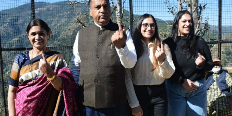 मुख्यमंत्री ने मण्डी संसदीय क्षेत्र उप-चुनाव के लिए मतदान किया