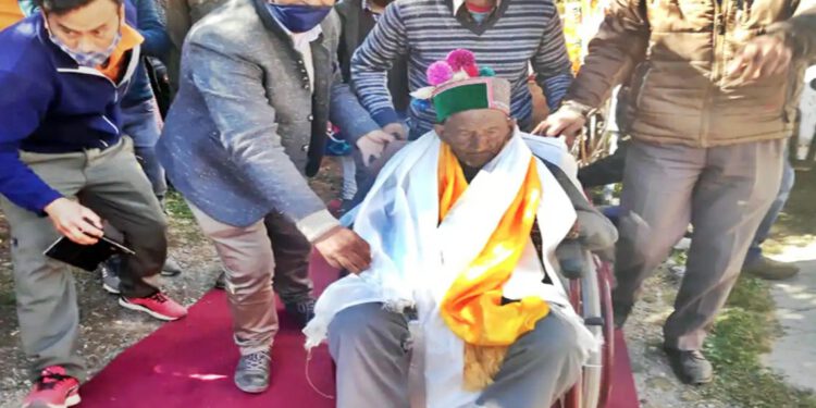 देश के पहले वोटर श्याम शरण नेगी 104 साल की उम्र में डाला वोट , नेगी का रेड कारपेट पर किया गया स्वागत