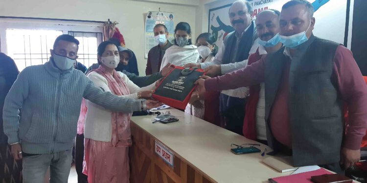 राज्य ज्ञान विज्ञान केन्द्र ने ग्राम पंचायत मल्याणा में आज वितरित की कोविन दोस्त हैल्थ किट