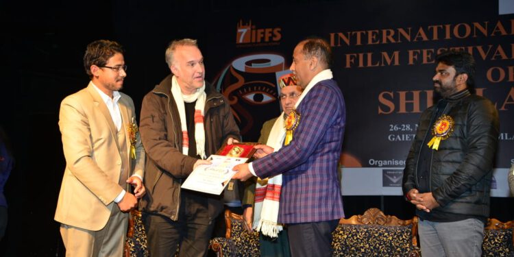 तीन दिवसीय इंटरनेशनल फ़िल्म फेस्टिवल ऑफ़ शिमला सम्पन्न, प्रदेश सरकार हिमाचल में फिल्म उद्योग को आकर्षित करने के लिए प्रयासरतः मुख्यमंत्री, विजेता फ़िल्म निर्देशक को किया सम्मानित