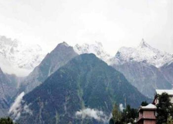 रोहतांग सहित प्रदेश की ऊंची चोटियों पर बर्फबारी….