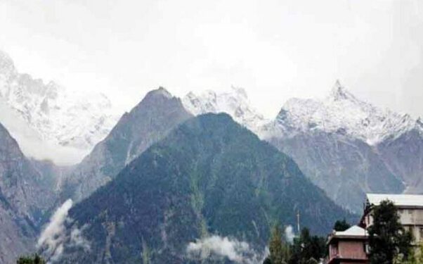 रोहतांग सहित प्रदेश की ऊंची चोटियों पर बर्फबारी….