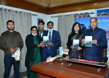 मुख्यमंत्री ने कविता संग्रह का विमोचन किया