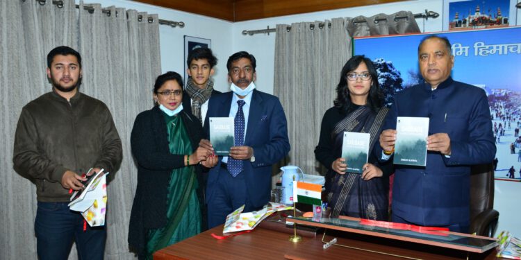 मुख्यमंत्री ने कविता संग्रह का विमोचन किया