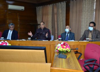 मुख्यमंत्री की अधिकारियों को चेतावनी