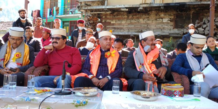 मुख्यमंत्री पैदल यात्रा कर पहुंचे मलाणा, प्रभावित परिवारों के जख्मों पर लगाया मरहम…..