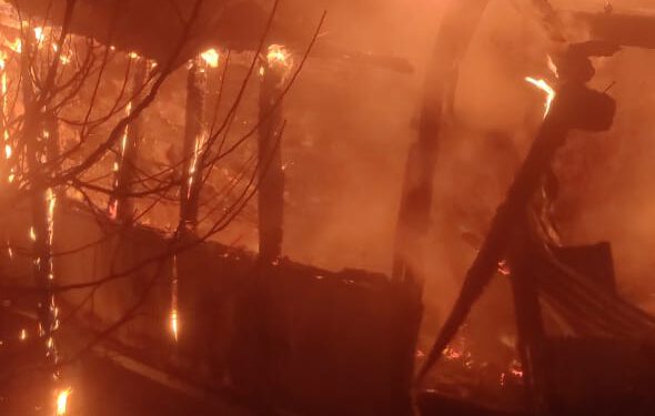 रोहड़ू (चिड़गाव) में दो मंजिला मकान में भीषण आग, जिंदा जला व्यक्ति