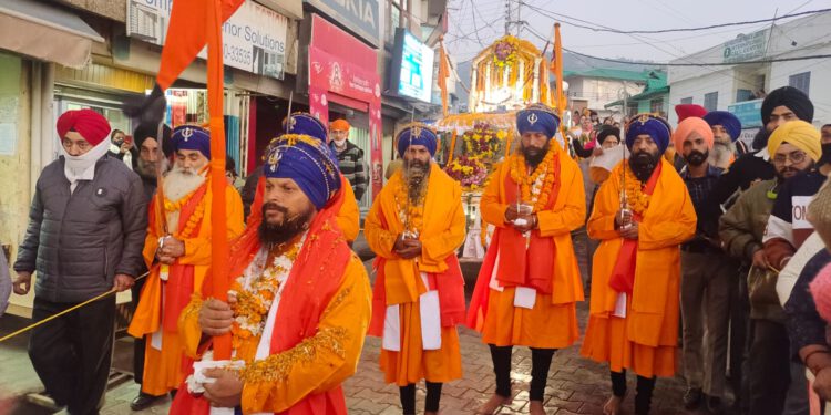 सोलन में श्री गुरू नानक देव जी का 552 वे प्रकाश पर्व पर नगर कीर्तन का आयोजन,  जगह जगह भंडारों का किया गया है आयोजन