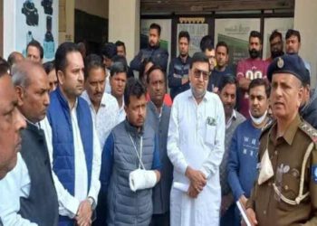 अधिकारियों ने व्यापारी पर किया हमला, कंधे व ऊंगलियों में….