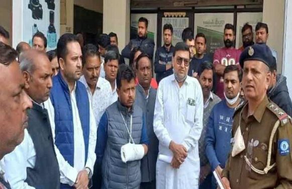 अधिकारियों ने व्यापारी पर किया हमला, कंधे व ऊंगलियों में….