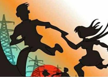 दो बच्चों की मां हजारों की नकदी लेकर प्रेमी संग हुई फरार