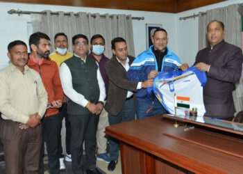 मुख्यमंत्री से वरिष्ठ बैडमिंटन खिलाड़ी योगेश चौहान ने भेंट की