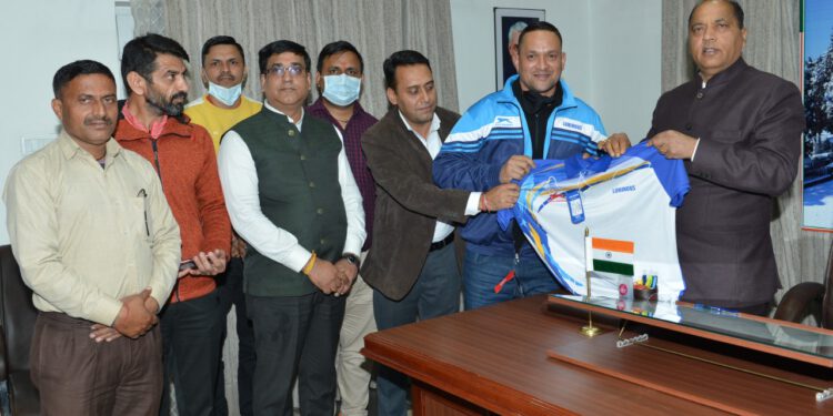 मुख्यमंत्री से वरिष्ठ बैडमिंटन खिलाड़ी योगेश चौहान ने भेंट की