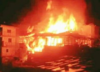 लकड़ी से बना छह कमरों का मकान जलकर हुआ राख, लाखों का नुक्सान
