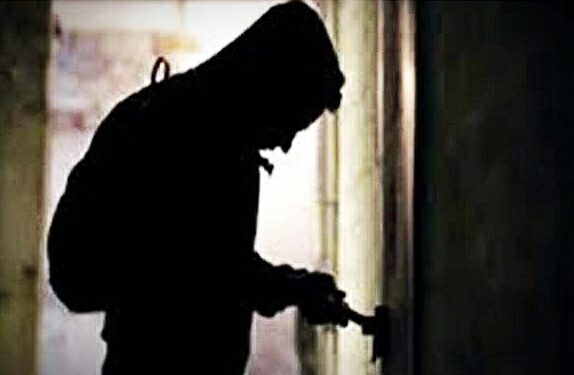 तीन घरों में शातिरों ने लगाई सेंध, सोने-चांदी के आभूषण…..