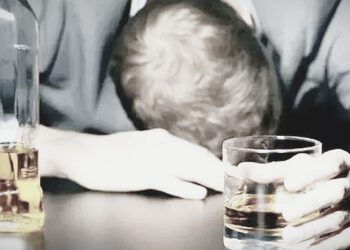 एक आईएएस अधिकारी मंत्रिमंडल की बैठक में पहुंचे झूमते हुए, दिनभर रहा चर्चा का विषय…