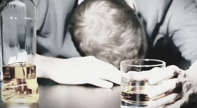 एक आईएएस अधिकारी मंत्रिमंडल की बैठक में पहुंचे झूमते हुए, दिनभर रहा चर्चा का विषय…