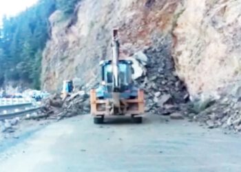 भूस्खलन से देविमोड के पास एनएच अवरुद्ध