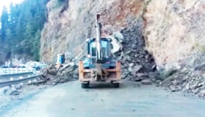 भूस्खलन से देविमोड के पास एनएच अवरुद्ध