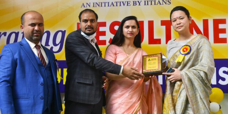 एस्पायर ने किया अपने मेधावियों को सम्मानित