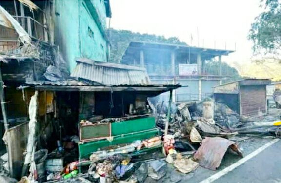 सोलन के शालाघाट में चार खोखे चढ़े आग की भेट , लाखों का नुक्सान