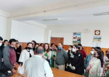 10 दिनों को स्कूल खोलने के विरोध में एडीएम से मिले 3 निजी स्कूल के दर्जनों अभिभावक